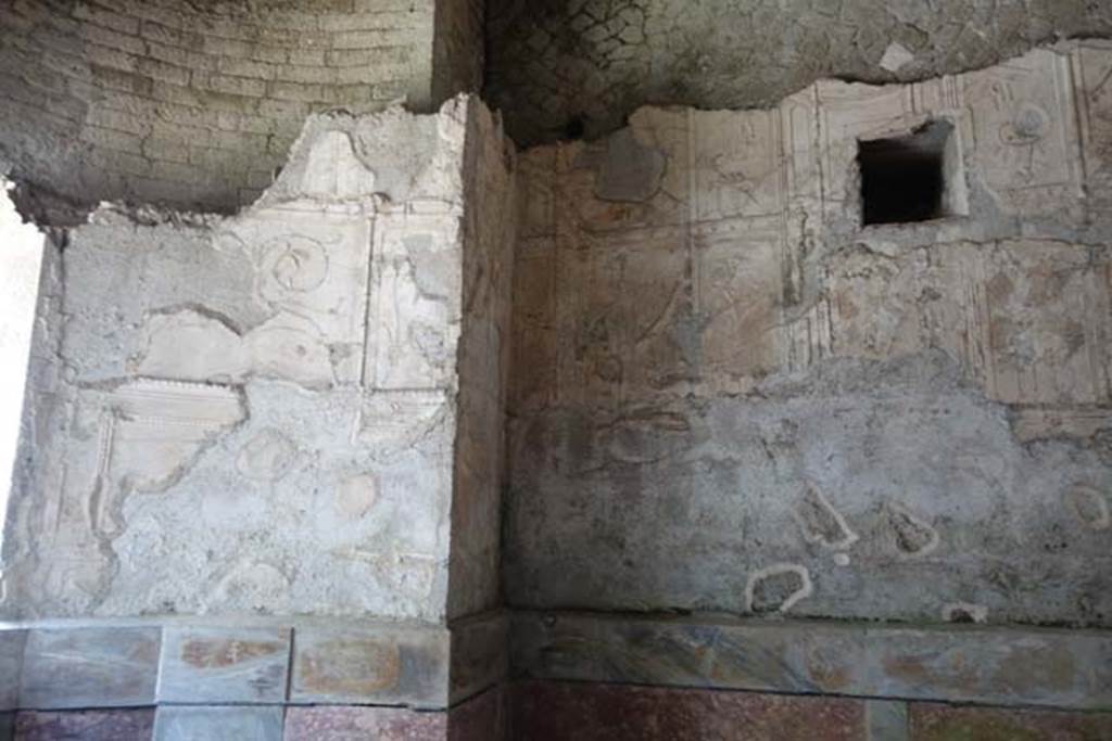Suburban Baths, Herculaneum. June 2014. Detail of decoration in alcove and west wall of original caldarium. Photo courtesy of Michael Binns.